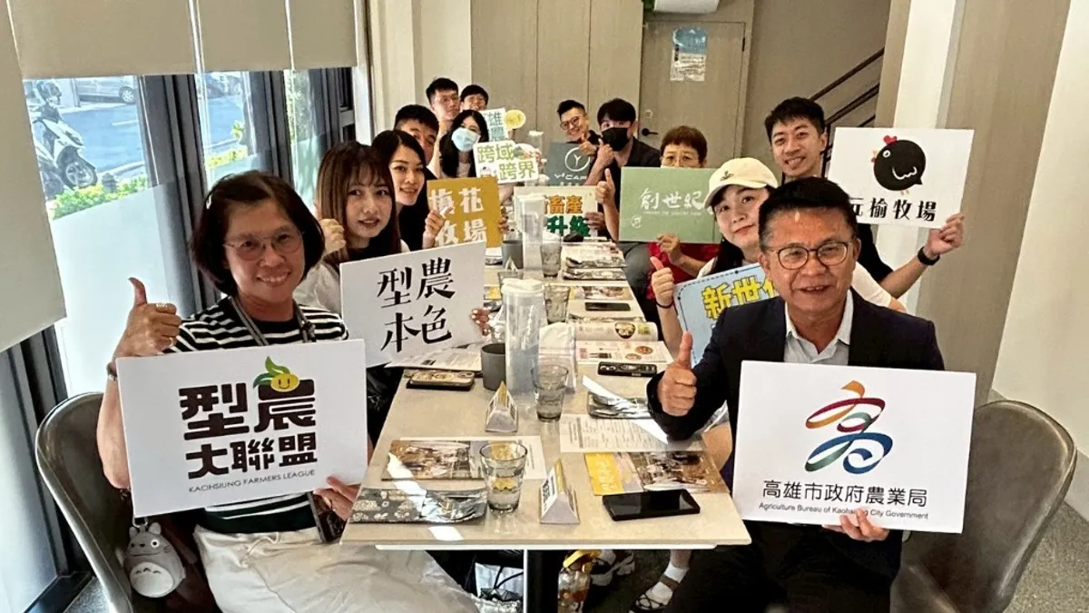 農業局長姚志旺(右一)與「型農本色」秋季號發表貴賓合影。(圖/高市農業局提供) 農業局長姚志旺(右一)與「型農本色」秋季號發表貴賓合影。(圖/高市農業局提供)