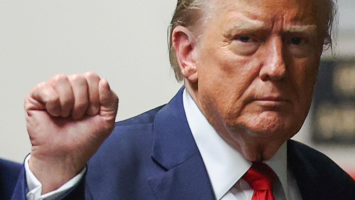 2024年5月16日,川普在紐約曼哈頓刑事法院對媒體做出手勢。(美聯社) 2024年5月16日,川普在紐約曼哈頓刑事法院對媒體做出手勢。(美聯社)