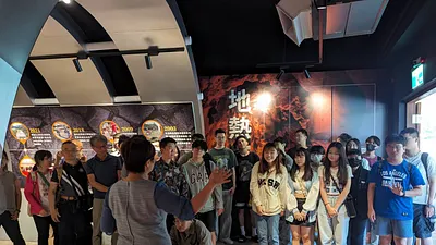 宜蘭縣政府舉辦「113年環保永續與倫理見學營」,邀請在地佛光大學學子參訪清水地熱電廠。(圖/宜蘭縣政府提供)