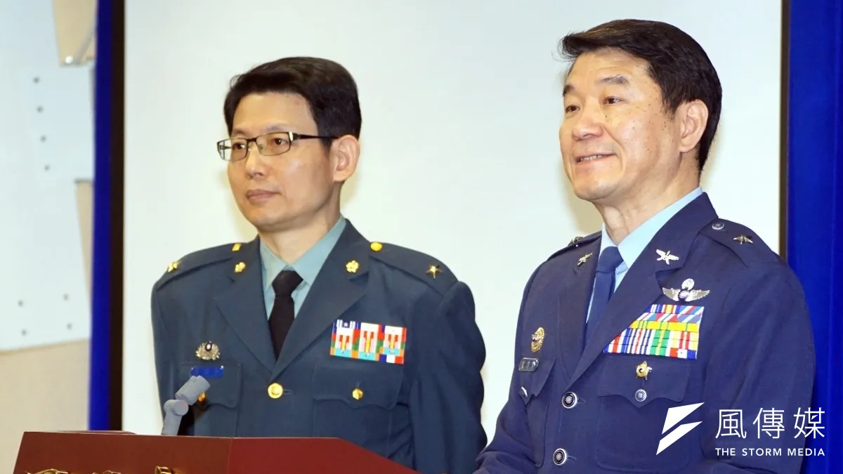 國防部3日舉行記者會,對於今年是抗戰勝利70年,羅紹和(左)表示,中華民國政府沒有規劃舉行閱兵。右為訓練參謀次長助理次長熊厚基少將。(蘇仲泓攝)