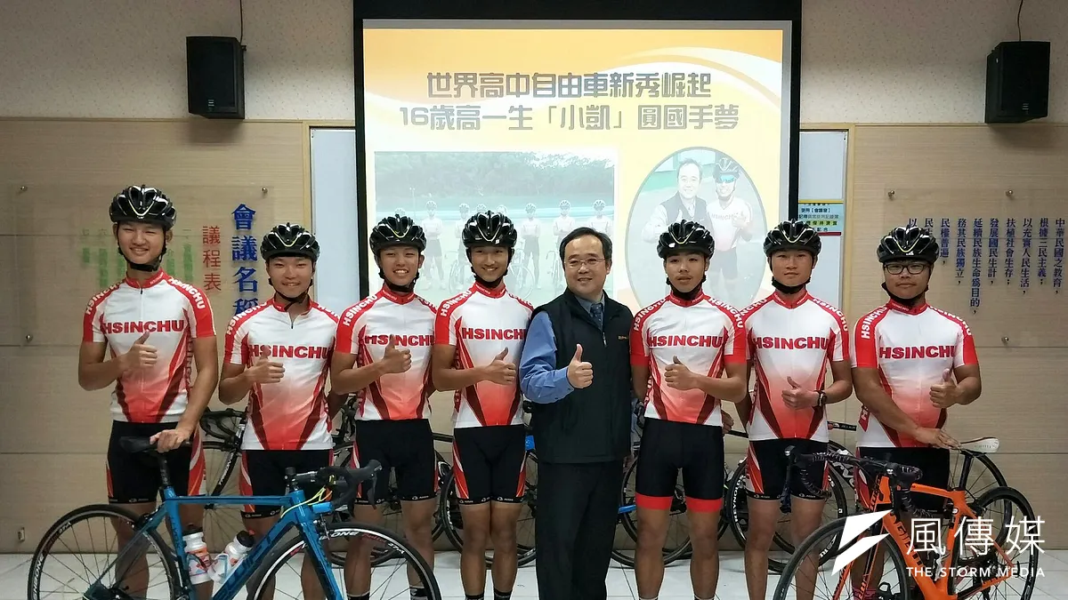 新竹市世界高中年僅16歲的徐御凱(左四),在2017年自由車全錦賽青男組20公里個人計時賽封王。(圖/方詠騰攝) 新竹市世界高中年僅16歲的徐御凱(左四),在2017年自由車全錦賽青男組20公里個人計時賽封王。(圖/方詠騰攝)