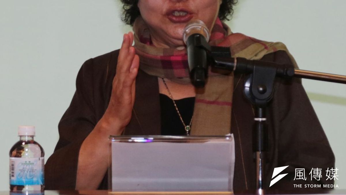 高雄市長陳菊16日指出,現在選舉前已經有人招待民眾赴中國旅遊,再要求民眾略出1000元,用來規避招待賄選的情事,她說「這種做假的就該抓」。(資料照,余志偉攝) 高雄市長陳菊16日指出,現在選舉前已經有人招待民眾赴中國旅遊,再要求民眾略出1000元,用來規避招待賄選的情事,她說「這種做假的就該抓」。(資料照,余志偉攝)