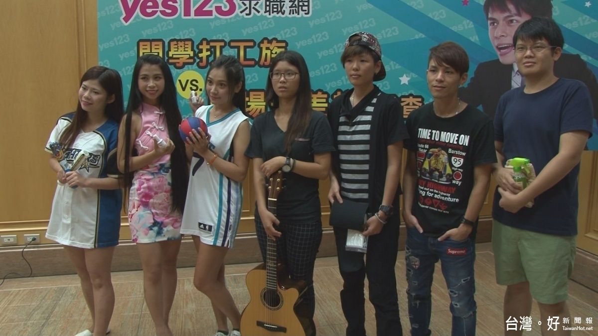 經濟持續不景氣 學子打工、上班族兼差比例增 經濟持續不景氣 學子打工、上班族兼差比例增