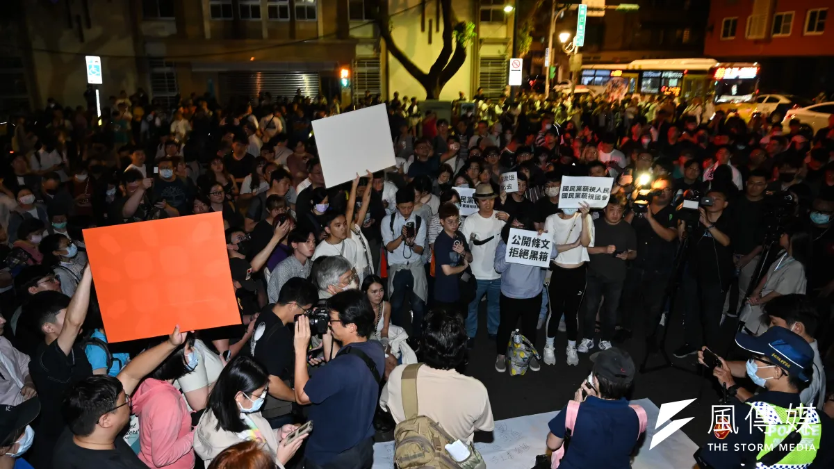立法院17日處理國會改革法案,朝野肢體衝突激烈,晚間院外民眾聚集抗議。(陳昱凱攝)
