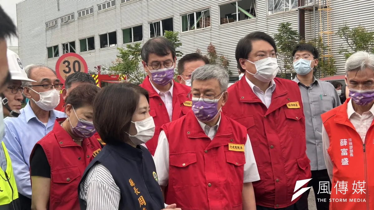 明揚國際屏東廠房大火,行政院長陳建仁趕抵現場慰問。(圖/李東陞攝)