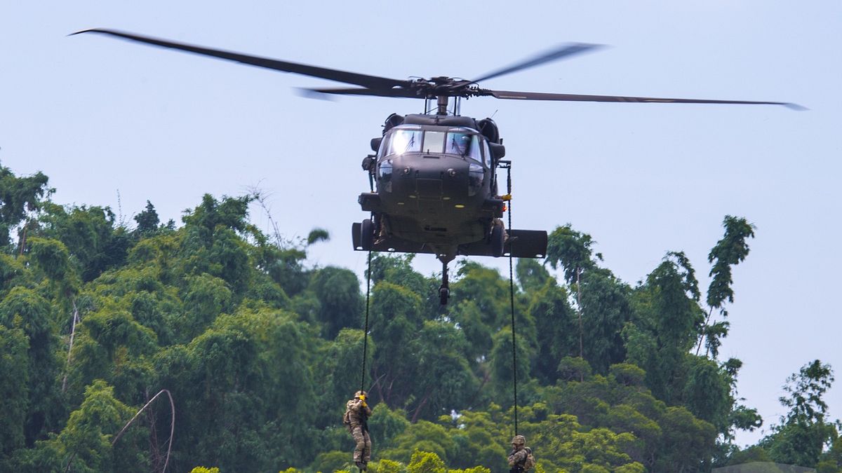 國軍2日傳出重大意外,一架黑鷹直升機迫降在烏來山區,包含參謀總長沈一鳴上將、政戰局副局長于親文等國軍高層都在機上。圖為UH-60M黑鷹直升機,非關新聞個案。(資料照,取自軍聞社) 國軍2日傳出重大意外,一架黑鷹直升機迫降在烏來山區,包含參謀總長沈一鳴上將、政戰局副局長于親文等國軍高層都在機上。圖為UH-60M黑鷹直升機,非關新聞個案。(資料照,取自軍聞社)