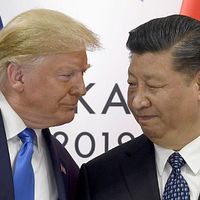 2019年6月29日。日本大阪で開催された「G20」サミット期間中にトランプ大統領(左)と中国の習近平国家主席が会談した。(AP通信) 2019年6月29日。日本大阪で開催された「G20」サミット期間中にトランプ大統領(左)と中国の習近平国家主席が会談した。(AP通信)