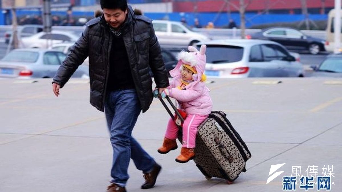 娘去外婆家,爹帶你回姥姥家過年。(新華網) 娘去外婆家,爹帶你回姥姥家過年。(新華網)