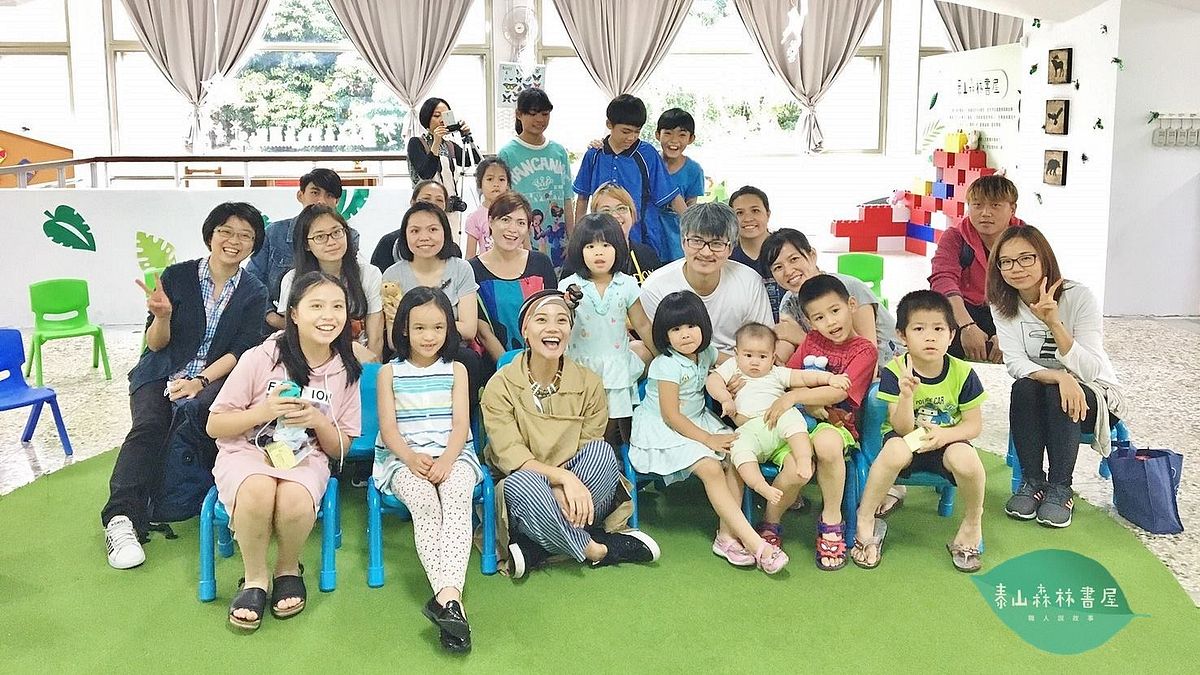 知名排灣族創作歌手阿爆(前排左三),受邀到新北市「泰山森林書屋」分享族語創作的故事,展現說唱俱佳的功力,讓參加活動的孩子學族語認識自己的文化。(圖/新北市原民局提供) 知名排灣族創作歌手阿爆(前排左三),受邀到新北市「泰山森林書屋」分享族語創作的故事,展現說唱俱佳的功力,讓參加活動的孩子學族語認識自己的文化。(圖/新北市原民局提供)