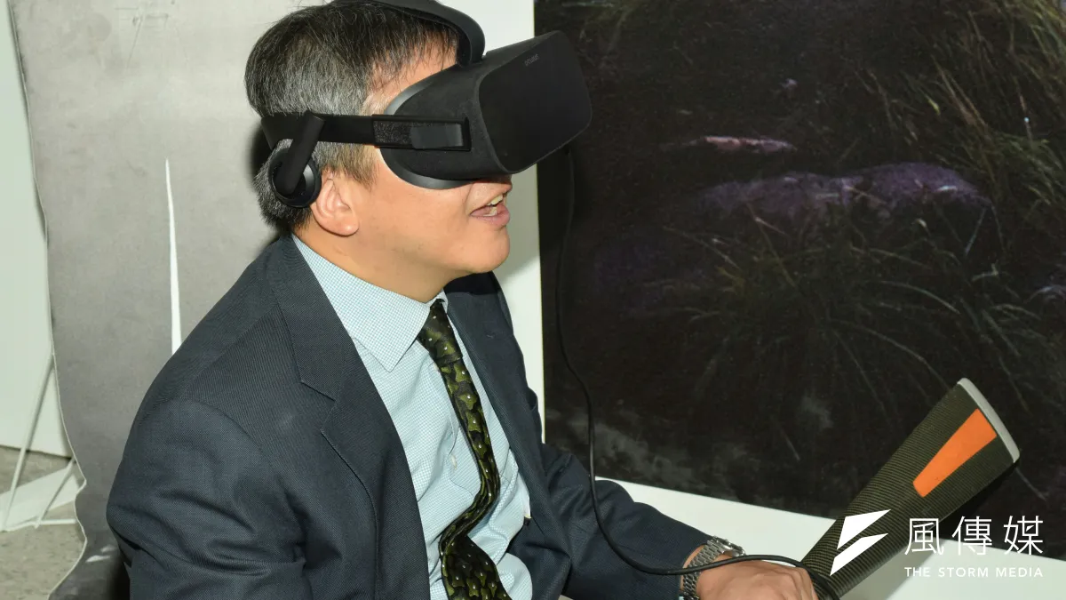 美國在台協會處長梅健華12日在「AIC-美國創新體驗館」親自體驗VR虛擬實境。(陳伯聖攝)