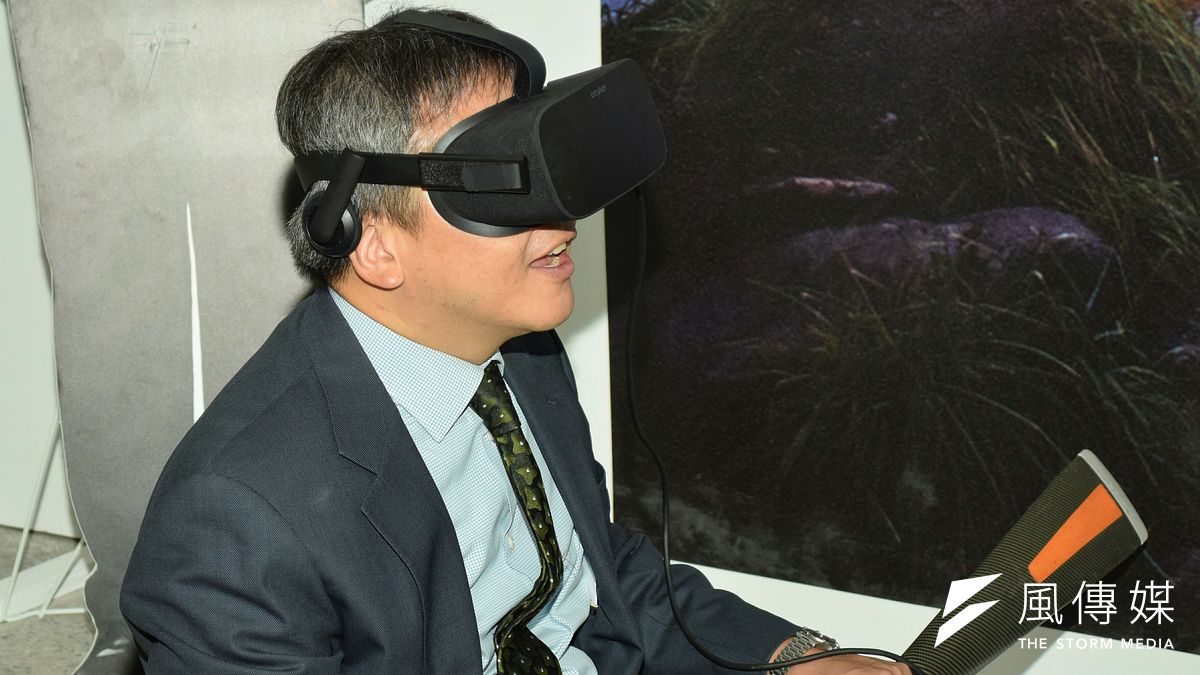 美國在台協會處長梅健華12日在「AIC-美國創新體驗館」親自體驗VR虛擬實境。(陳伯聖攝) 美國在台協會處長梅健華12日在「AIC-美國創新體驗館」親自體驗VR虛擬實境。(陳伯聖攝)