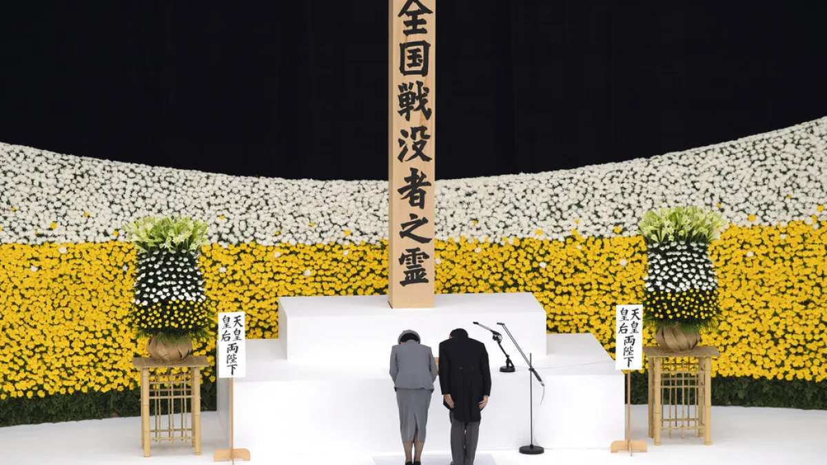 8月15日是第二次世界大戰結束75週年,日本政府在東京武道館舉行全國戰歿者追悼儀式。日本天皇德仁、皇后雅子皆戴口罩出席。(AP)