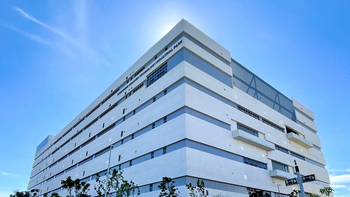 前鎮科技園區前瞻大樓榮獲2022年建築園冶獎肯定,由加工處高雄分處長吳大川(右四)上台領獎。(圖/前鎮科技產業園區提供) 前鎮科技園區前瞻大樓榮獲2022年建築園冶獎肯定,由加工處高雄分處長吳大川(右四)上台領獎。(圖/前鎮科技產業園區提供)