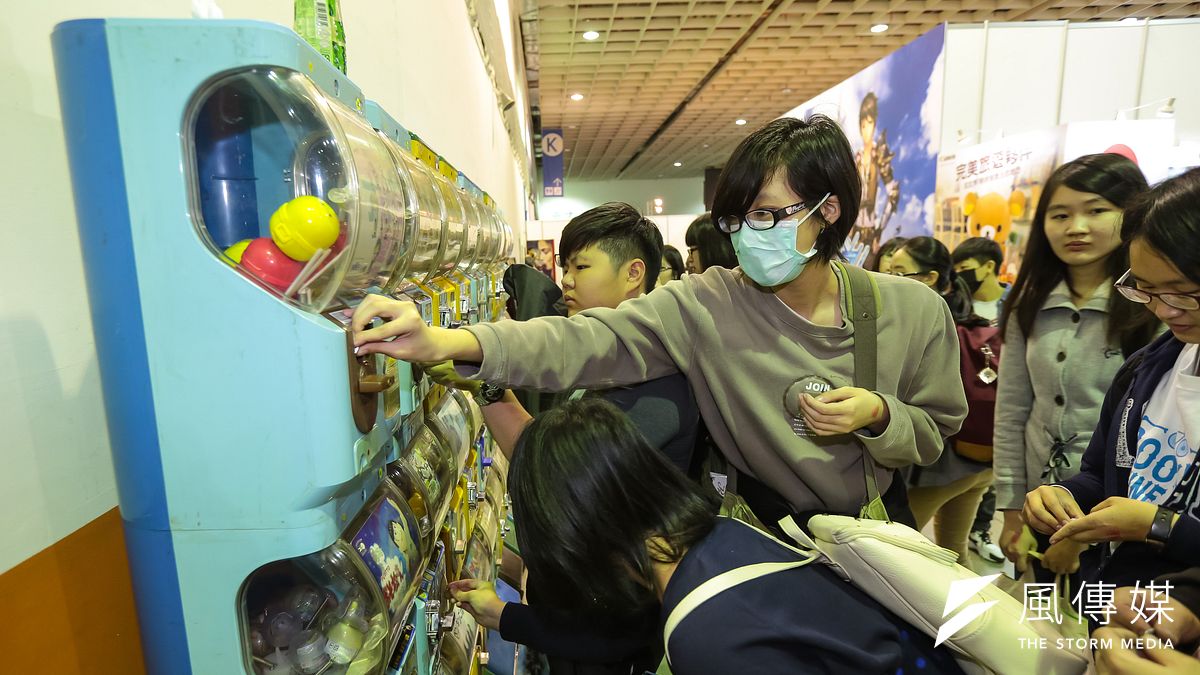 20170204-台北國際動漫節4日繼續於南港展覽館登場,現場扭蛋機台前也聚集大批動漫迷。(顏麟宇攝) 20170204-台北國際動漫節4日繼續於南港展覽館登場,現場扭蛋機台前也聚集大批動漫迷。(顏麟宇攝)