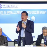 商總理事長許舒博(中)邀請旅遊、旅館、食品等產業代表,召開「產業界對大陸近期惠台政策措施之看法」記者會。(資料照,顏麟宇攝) 商總理事長許舒博(中)邀請旅遊、旅館、食品等產業代表,召開「產業界對大陸近期惠台政策措施之看法」記者會。(資料照,顏麟宇攝)