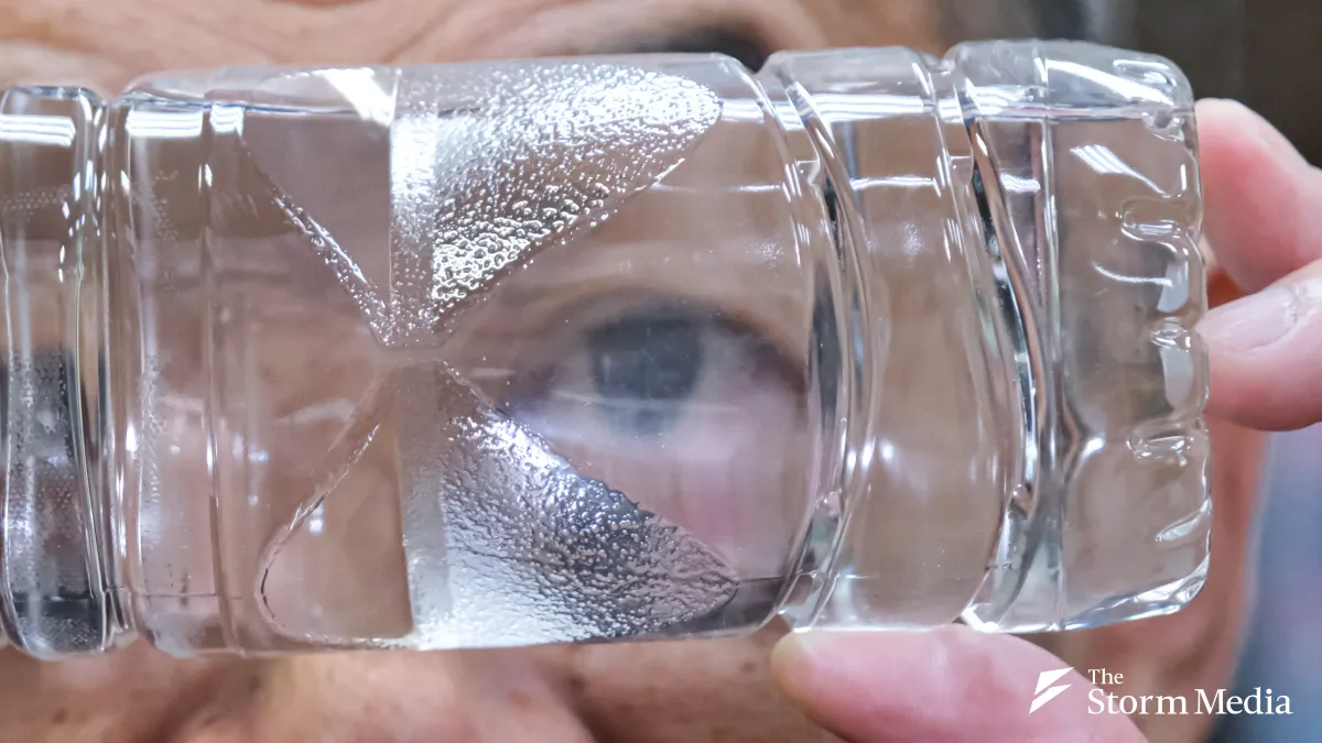 Microplastics can cross the blood-brain barrier after entering the human body, accumulating around blood vessels and causing brain inflammation. (Photo / Liu Wei-hong)