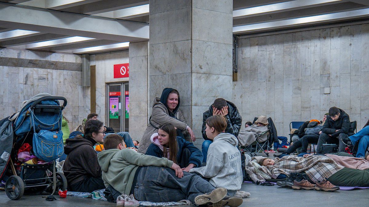 2025 年 11 月 14 日清晨,烏克蘭基輔被,在俄羅斯無人機的襲擊期間,人們躲在用作防空洞的地鐵站內尋求庇護。(美聯社) 2025 年 11 月 14 日清晨,烏克蘭基輔被,在俄羅斯無人機的襲擊期間,人們躲在用作防空洞的地鐵站內尋求庇護。(美聯社)