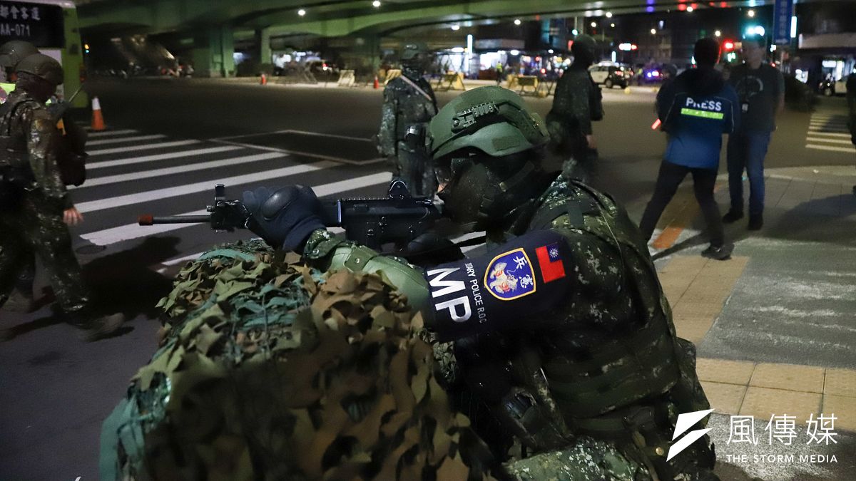 漢光41號演習憲兵指揮部於萬板大橋執行 「橋樑守備及據點群作戰」實戰化訓練。(陳品佑攝) 漢光41號演習憲兵指揮部於萬板大橋執行 「橋樑守備及據點群作戰」實戰化訓練。(陳品佑攝)