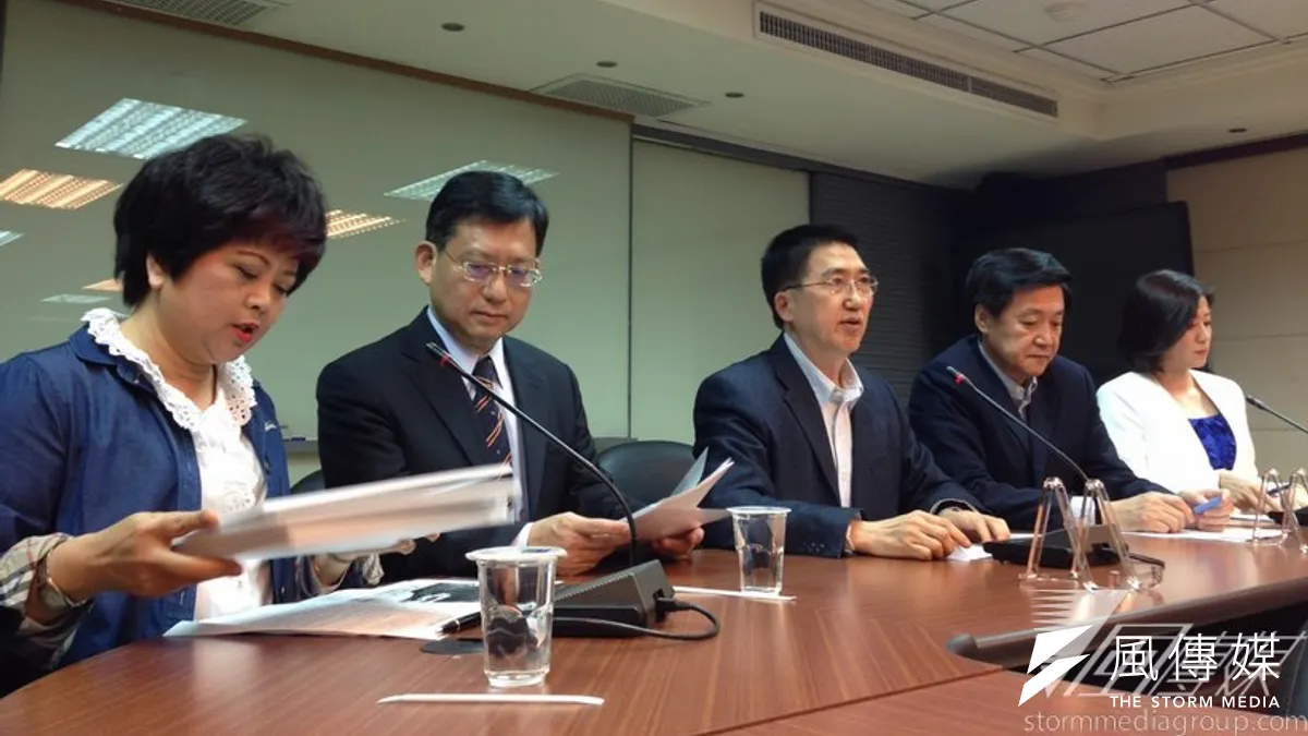 曾在修法過程參與藥師協商的立委江惠貞(左一),針對藥師法修法爭議表示,這涉及醫藥兩界長期的愛恨情仇。(資料照片,羅暐智攝)