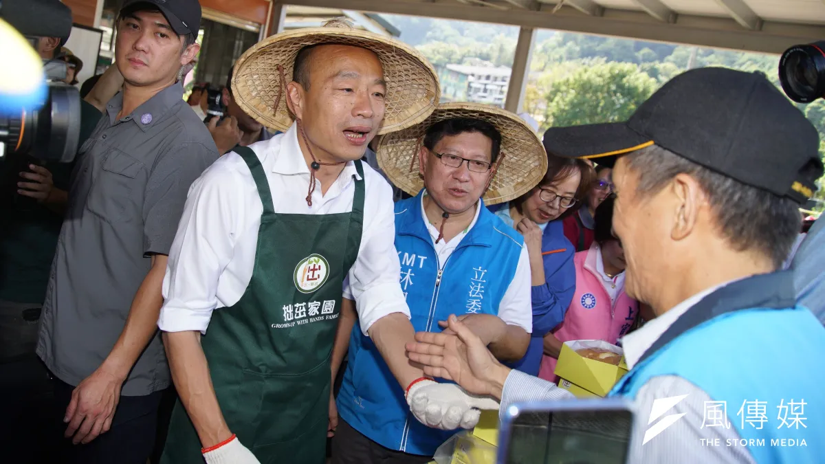 國民黨總統參選人韓國瑜八年前買房不成的紀錄都成為被黑的材料。圖為韓國瑜拜訪拙茁家園,與農民互動。(盧逸峰攝)