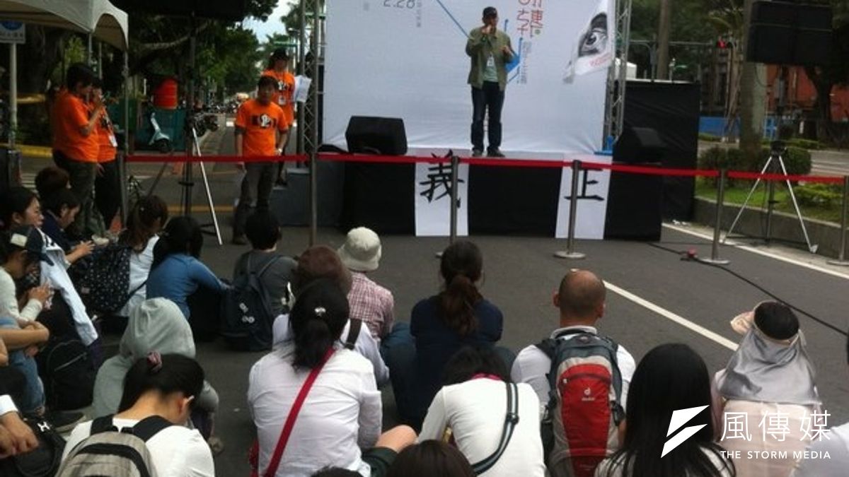 來自全國各地的公民老師,今天下午齊聚教育部前,為課綱微調黑箱作業,靜坐抗議。(張文馨攝) 來自全國各地的公民老師,今天下午齊聚教育部前,為課綱微調黑箱作業,靜坐抗議。(張文馨攝)