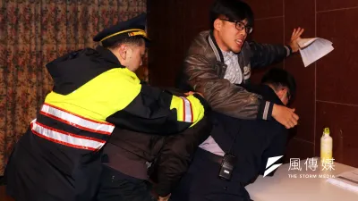 3名自稱夏林清學生的民眾16日上午試圖闖進立法院,向教育部長潘文忠陳情,不過遭駐警擋下。(蘇仲泓攝)