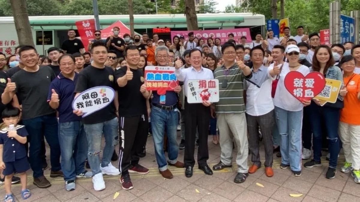 遠雄人壽總經理趙學欣與中區熱血志工共同募集熱血。(圖/遠雄人壽提供)