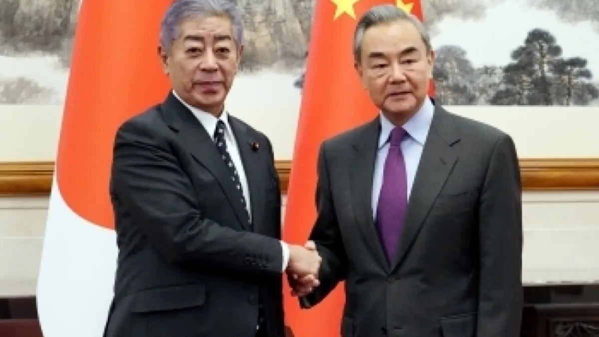 筆者認為,只要現在的日本首相石破茂不再表示台灣有事就是日本有事,北京在「大兩岸」上對日本進行統戰,就是有了更進一步的工作成效。圖為中國外交部長王毅(右)在北京與日本外相岩屋毅(左)。(資料照,取自日本外務省官網)