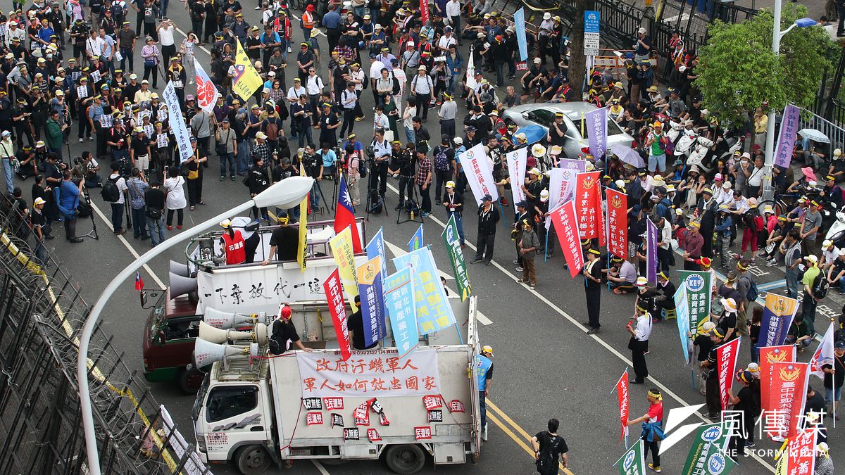 去年重新掌權的民進黨政府卻在上台後,忘記了謙卑,只知道蠻橫,充分流露出狼性政黨的本質,遇事還是以在野時的策略應對之。(資料照,陳明仁攝) 去年重新掌權的民進黨政府卻在上台後,忘記了謙卑,只知道蠻橫,充分流露出狼性政黨的本質,遇事還是以在野時的策略應對之。(資料照,陳明仁攝)