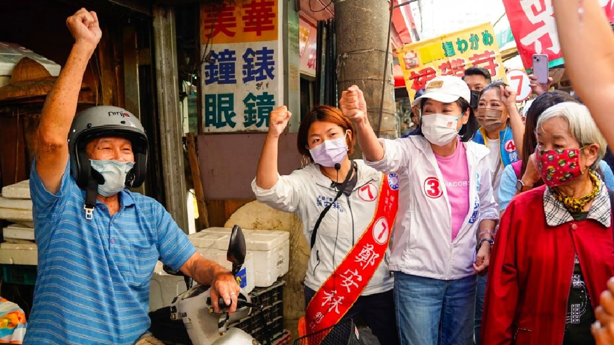 柯志恩與李雅靜、鍾易仲、鄭安秝及劉德林議員服務團隊前往鳳山第一市場掃街。(圖/柯志恩競總提供) 柯志恩與李雅靜、鍾易仲、鄭安秝及劉德林議員服務團隊前往鳳山第一市場掃街。(圖/柯志恩競總提供)