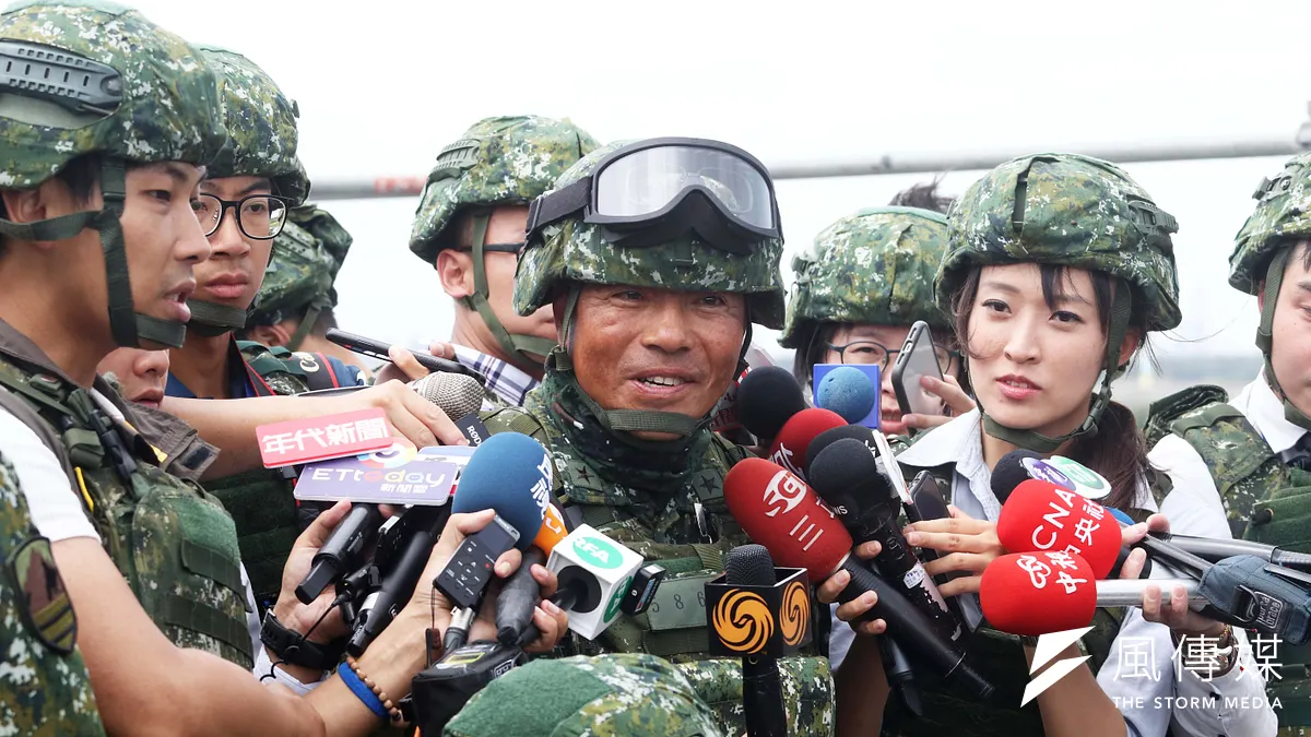 國軍漢光演習16日於台中甲南海灘執行「聯合反登陸作戰操演」,陸軍586旅旅長孔乃德16日受訪。(蘇仲泓攝) 國軍漢光演習16日於台中甲南海灘執行「聯合反登陸作戰操演」,陸軍586旅旅長孔乃德16日受訪。(蘇仲泓攝)