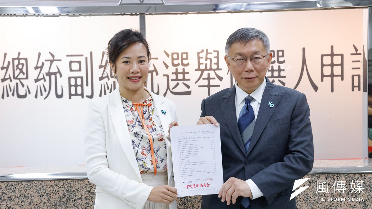 民眾黨總統參選人柯文哲(右起)副手吳欣盈因國籍問題掀起風波。(資料照,顏麟宇攝) 民眾黨總統參選人柯文哲(右起)副手吳欣盈因國籍問題掀起風波。(資料照,顏麟宇攝)