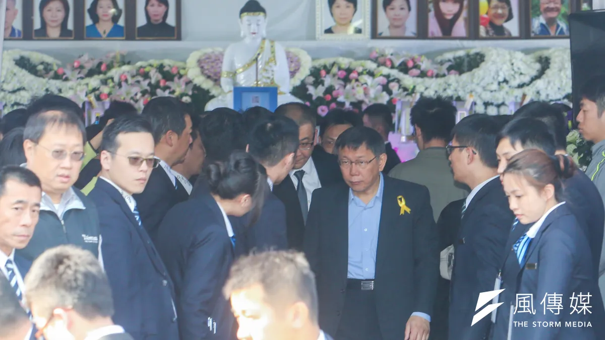 柯文哲19日前往第二殯儀館出席罹難者追悼會,致祭並慰問家屬。(陳明仁攝)