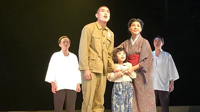 《螢火蟲之墓》音樂劇細膩刻劃紛飛戰火瓦解人性、兄妹用盡氣力守護的平凡日常。(圖/劇場空間提供)