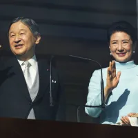 新年一般参賀で、集まった人々に手を振る天皇陛下(左)と皇后さま。(写真/AP通信) 新年一般参賀で、集まった人々に手を振る天皇陛下(左)と皇后さま。(写真/AP通信)