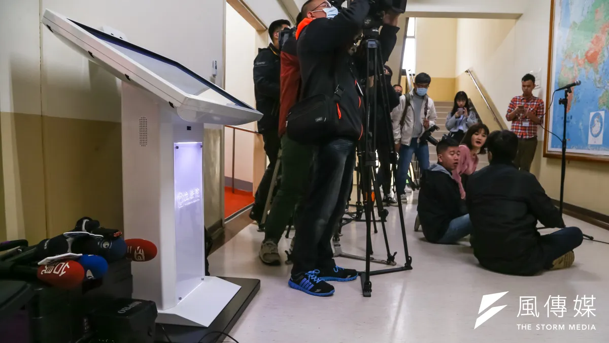 因應武漢肺炎疫情,立法院12日試辦以獨立麥克風系統取代連訪近距離堵訪。(顏麟宇攝)
