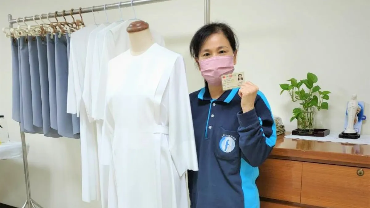 張昀誼裁縫師的名聲遠播,還利用假日及下班空檔,報考更高階「女裝甲級技術士證照」,同時也為退休後成立個人工作室,逐步規劃美麗願景。(圖/新北市勞工局提供)