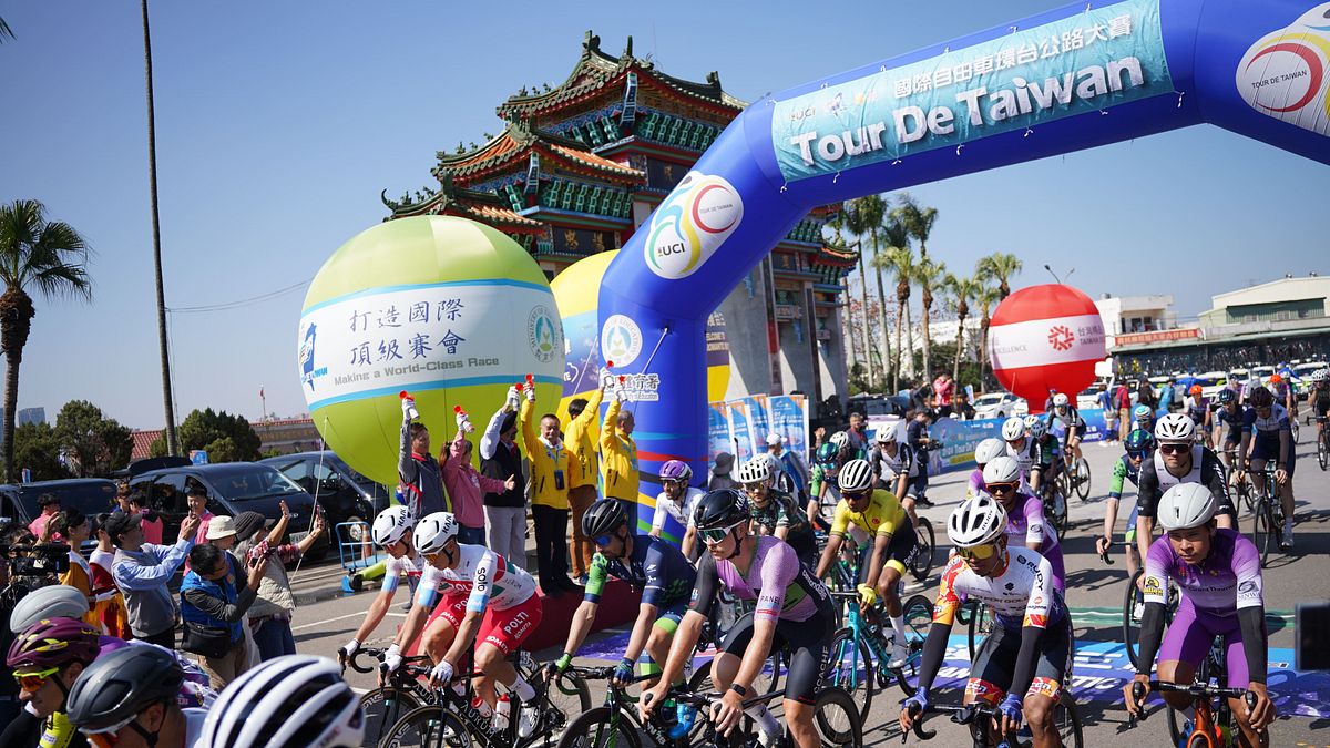 2024國際自由車環台公路大賽第三站浪漫台三線站,12日在新埔義民廟鳴槍開騎。(圖/新竹縣政府提供) 2024國際自由車環台公路大賽第三站浪漫台三線站,12日在新埔義民廟鳴槍開騎。(圖/新竹縣政府提供)