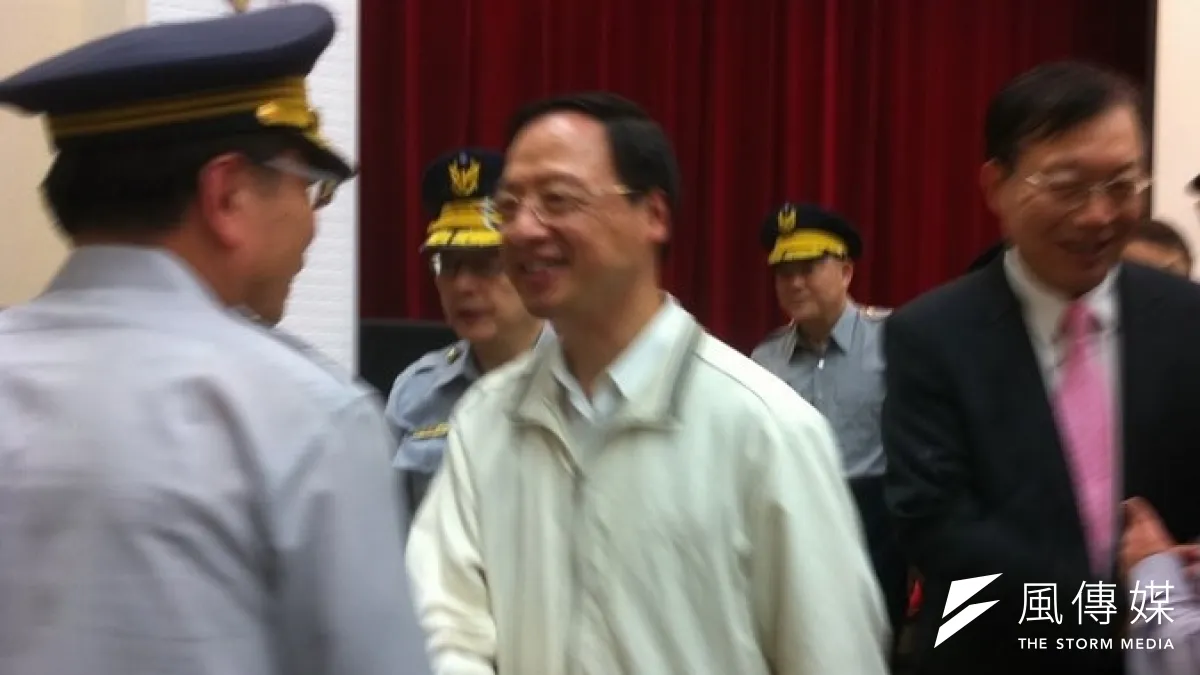 行政院長江宜樺2日到警政署大禮堂,慰問「0318」專案的執勤警員。(何孟奎攝)
