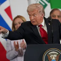 2025年10月13日、アメリカのトランプ大統領がエジプトで中東和平サミットに出席し、イスラエルとハマス間のガザ地域での戦争終結を試みる。(写真/AP通信提供) 2025年10月13日、アメリカのトランプ大統領がエジプトで中東和平サミットに出席し、イスラエルとハマス間のガザ地域での戦争終結を試みる。(写真/AP通信提供)