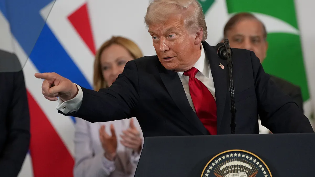 2025年10月13日、アメリカのトランプ大統領がエジプトで中東和平サミットに出席し、イスラエルとハマス間のガザ地域での戦争終結を試みる。(写真/AP通信提供) 2025年10月13日、アメリカのトランプ大統領がエジプトで中東和平サミットに出席し、イスラエルとハマス間のガザ地域での戦争終結を試みる。(写真/AP通信提供)