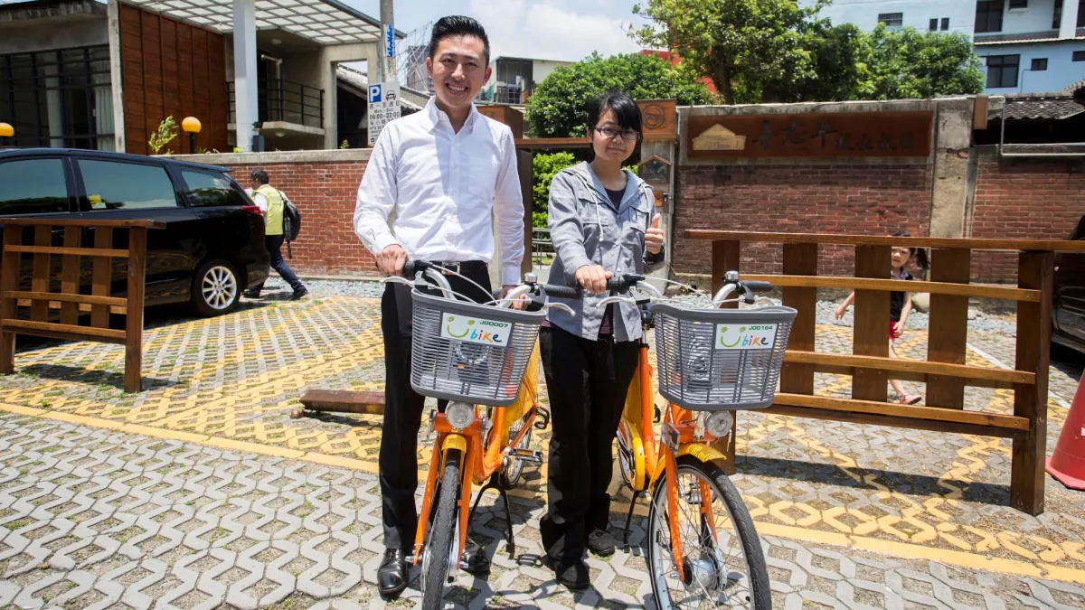 新竹市市長林智堅與UbikeVIP卡得主彭思蓉合影(照片取自新竹市政府)