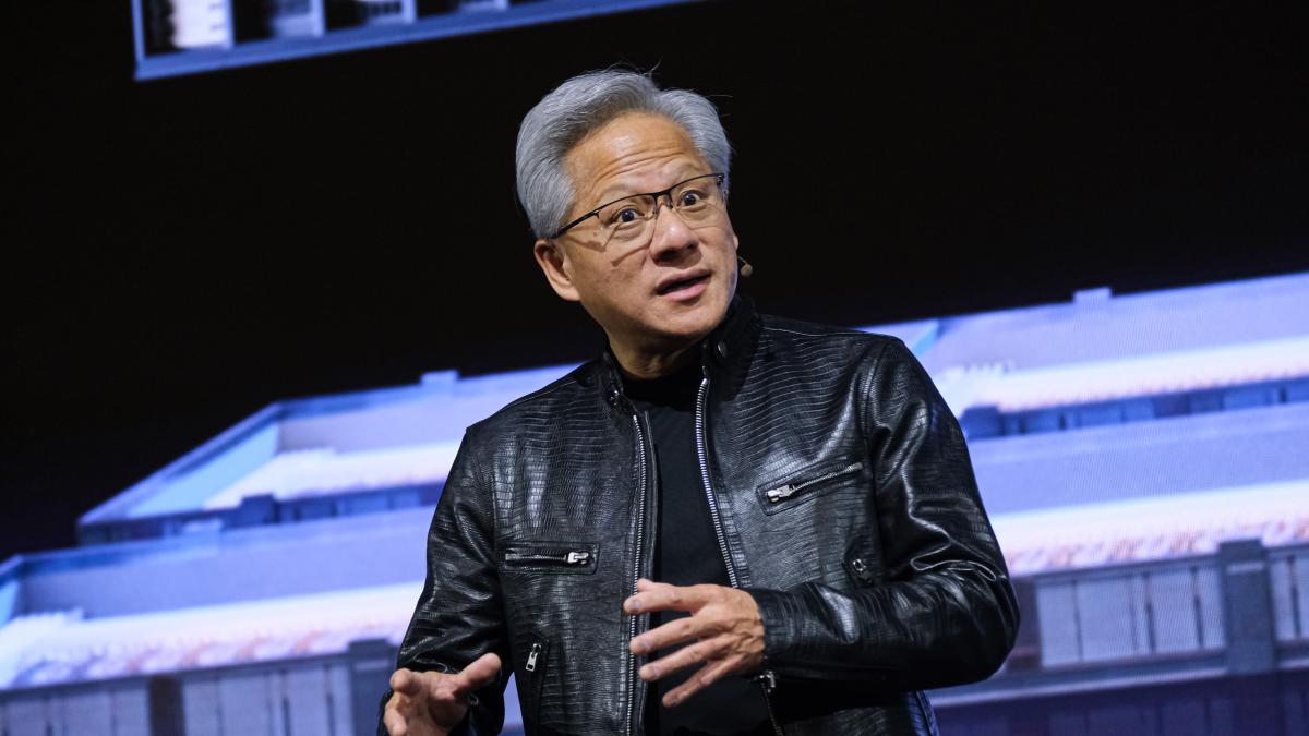抵禦自主AI網攻!輝達結盟微軟、SpaceX力挺開源陣營,黃仁勳、阿特曼將與美國會高層交換意見