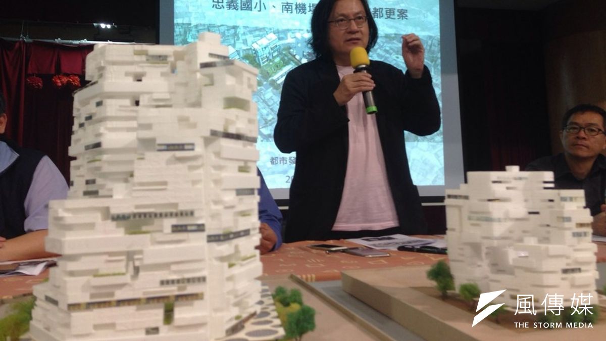 台北市都發局長林洲民向忠義國小附近居民溝通中繼住宅的必要性。(王彥喬攝) 台北市都發局長林洲民向忠義國小附近居民溝通中繼住宅的必要性。(王彥喬攝)