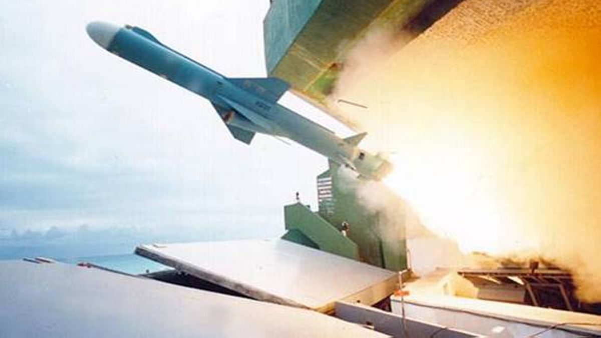 為延伸打擊距離,目前包括反艦用的雄風三型飛彈、防空用的天弓三型飛彈,都在進行加大射程的研改計畫。圖為雄風二型反艦飛彈。(資料照,取自中山科學研究院) 為延伸打擊距離,目前包括反艦用的雄風三型飛彈、防空用的天弓三型飛彈,都在進行加大射程的研改計畫。圖為雄風二型反艦飛彈。(資料照,取自中山科學研究院)