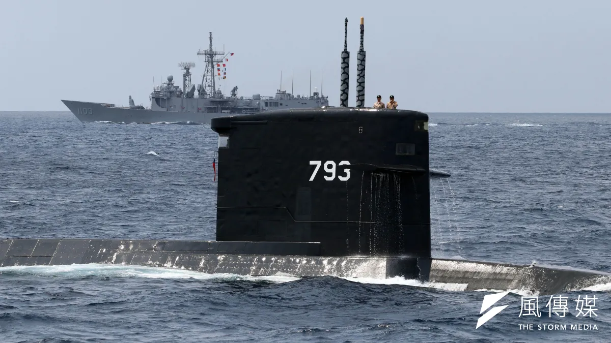 海軍上午在蘇澳外海接受戰備抽測,結合三軍兵力完成操演。圖為海軍海龍潛艦對敵發射潛射魚叉飛彈後,上浮檢視戰果。(資料照,蘇仲泓攝)