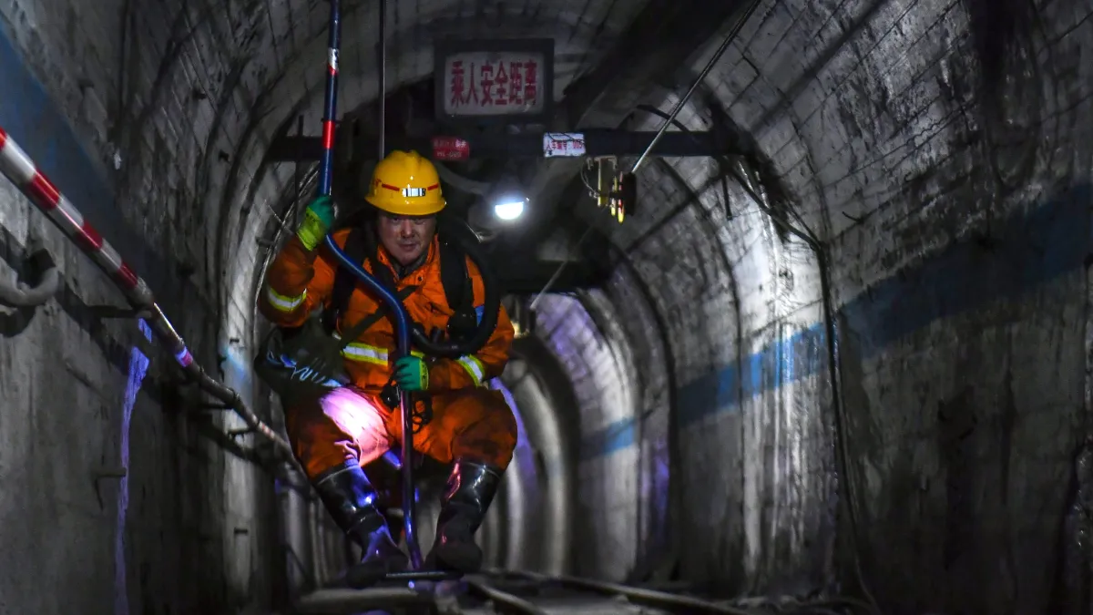 2026年5月24日,山西省發生嚴重礦災後,一名救援人員從煤礦井口升起。(美聯社)