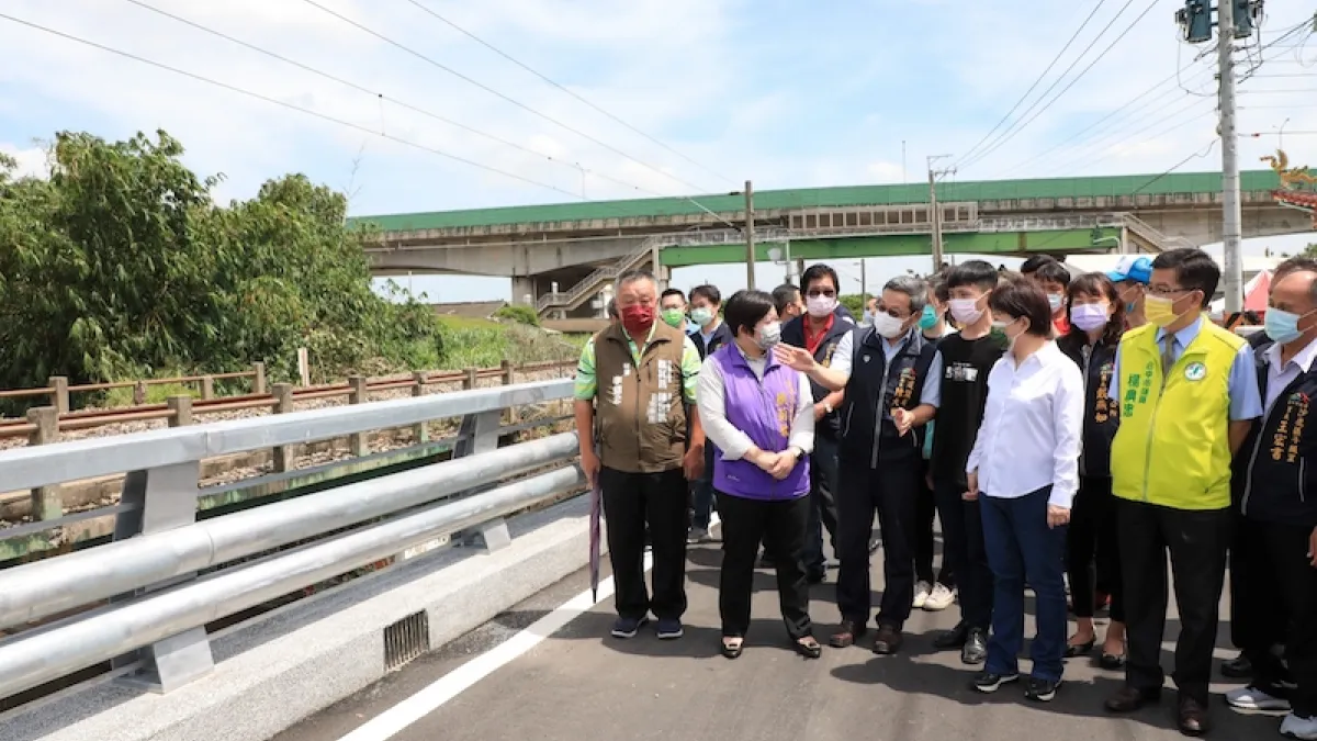 台中市長盧秀燕視察新建通車的斗潭路南勢溪橋,特別獻上花束,感謝地主們的無償奉獻,提供土地讓市府在此建造橋梁,造福當地鄉親。(圖/台中市政府提供)
