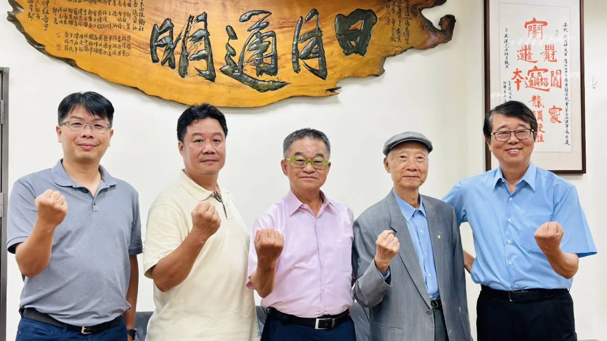 張西城(右二)信守對大哥張日通的承諾,輔佐第二代接班與第三代傳承重任,現任董事長張光雄(中)認為張西城為明通的永續經營奠下基礎。(圖/明通製藥公司提供)
