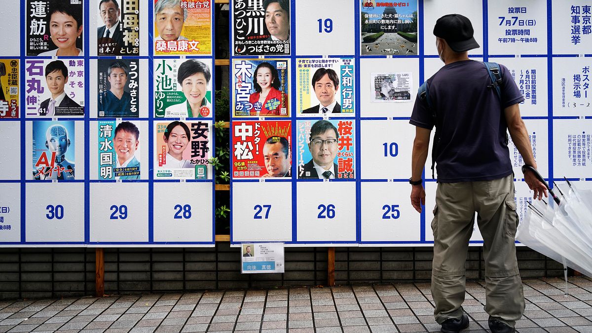 2024年7月1日,東京街頭的選舉海報。東京都知事選舉7月7日舉行。(美聯社) 2024年7月1日,東京街頭的選舉海報。東京都知事選舉7月7日舉行。(美聯社)